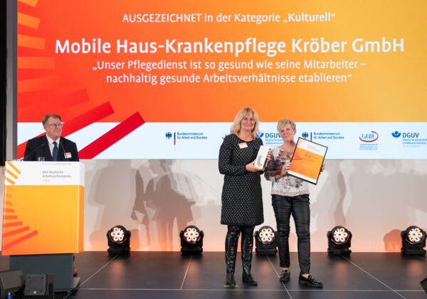 Vertreterinnen des ausgezeichneten Unternehmens mit Laudator